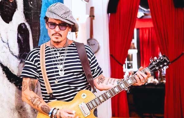 Johnny Depp Rings & 10 Amazing Things About His Jewelry, Glasses, Hairline & More! johnny depp rings